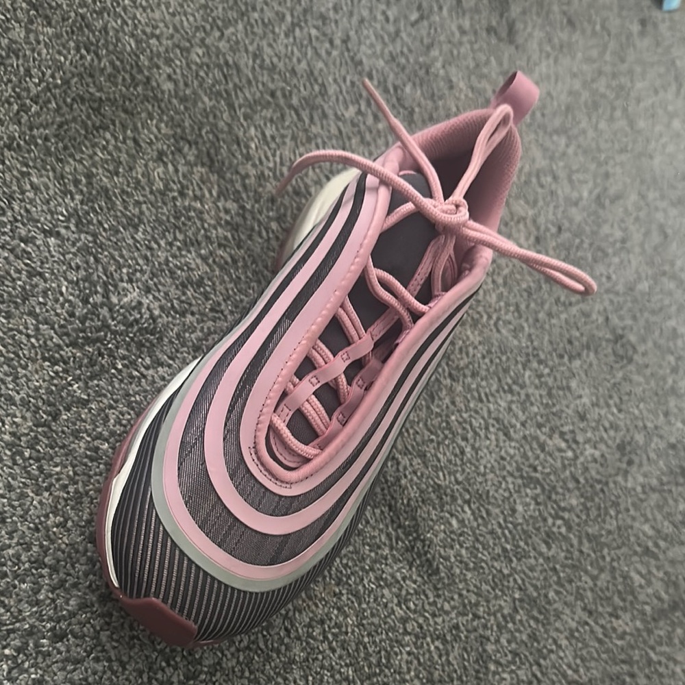 Nike Pink Sneakers Modern Design